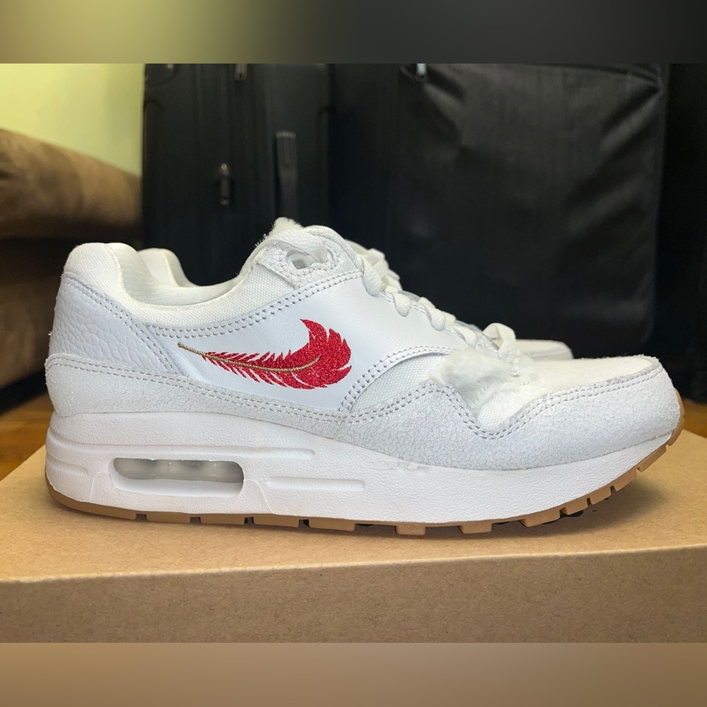 White and red air max 87